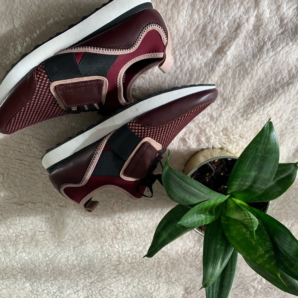 Women’s A New Day Deena lace up sneakers burgundy